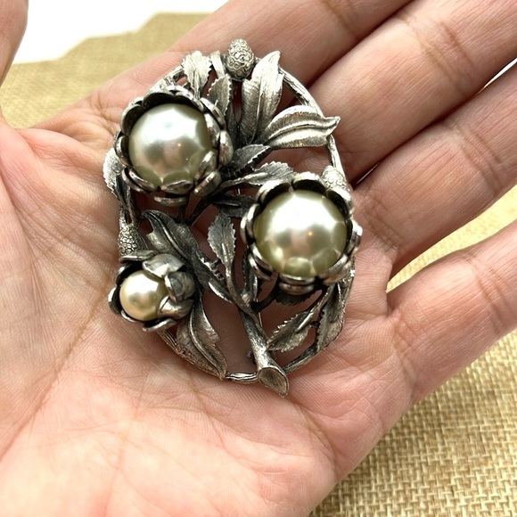 Vintage Silver Faux Pearl Brooch with Art Nouveau Design Floral Large Ornate Pin - Picture 4 of 12